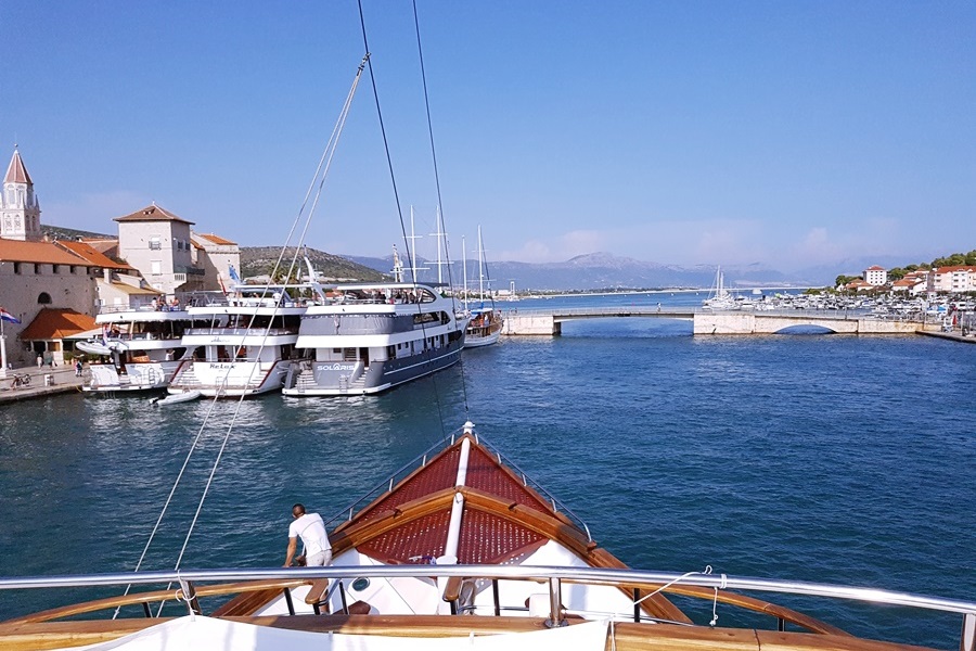Badekreuzfahrt T5 mit Insel Vis ab Trogir mit MY Relax*****