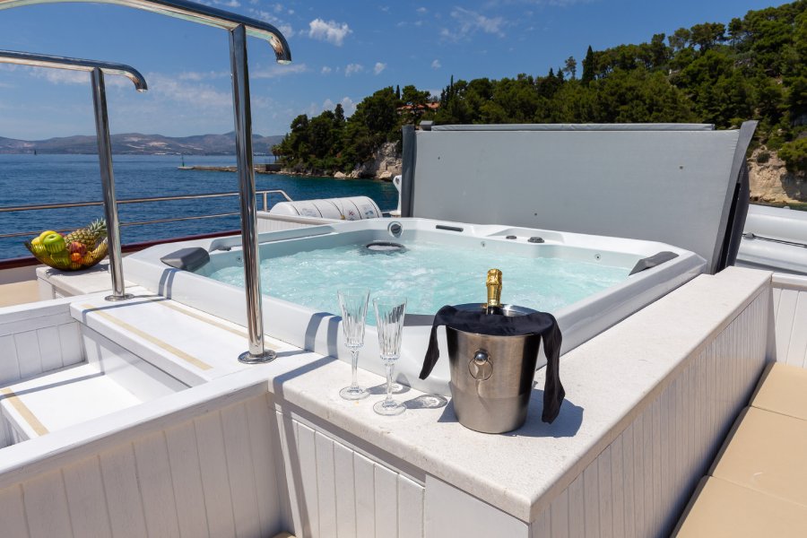 Inselhüpfen Deluxe Yacht Kreuzfahrt ab Opatija mit MY Avantura*****