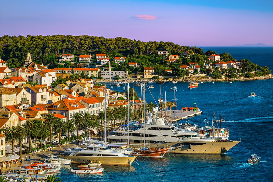 Inselhüpfen Yacht Kreuzfahrt mit Deluxe Superior Yacht Avangard ab Split nach Dubrovnik und zurück