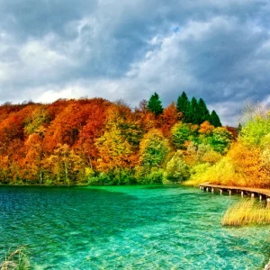 Autumn-view-of-Plitvicka-Jezer-16137128_1024