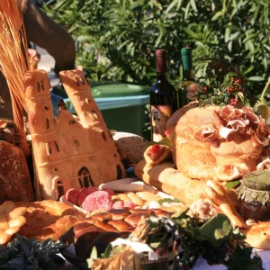 Market-stall-at-the-Harvest-Fe-21348545_1024