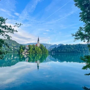 eurohike-wanderreisen-julische-alpen-soca-tal-bled-kirche-insel