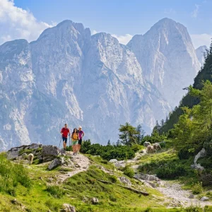 eurohike-wanderreisen-julische-alpen-soca-tal-vrsic-pass-wanderer-gebirgszug (1)