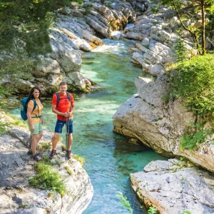 eurohike-wanderreisen-julische-alpen-soca-tal-wanderer-wasser-soca-tal
